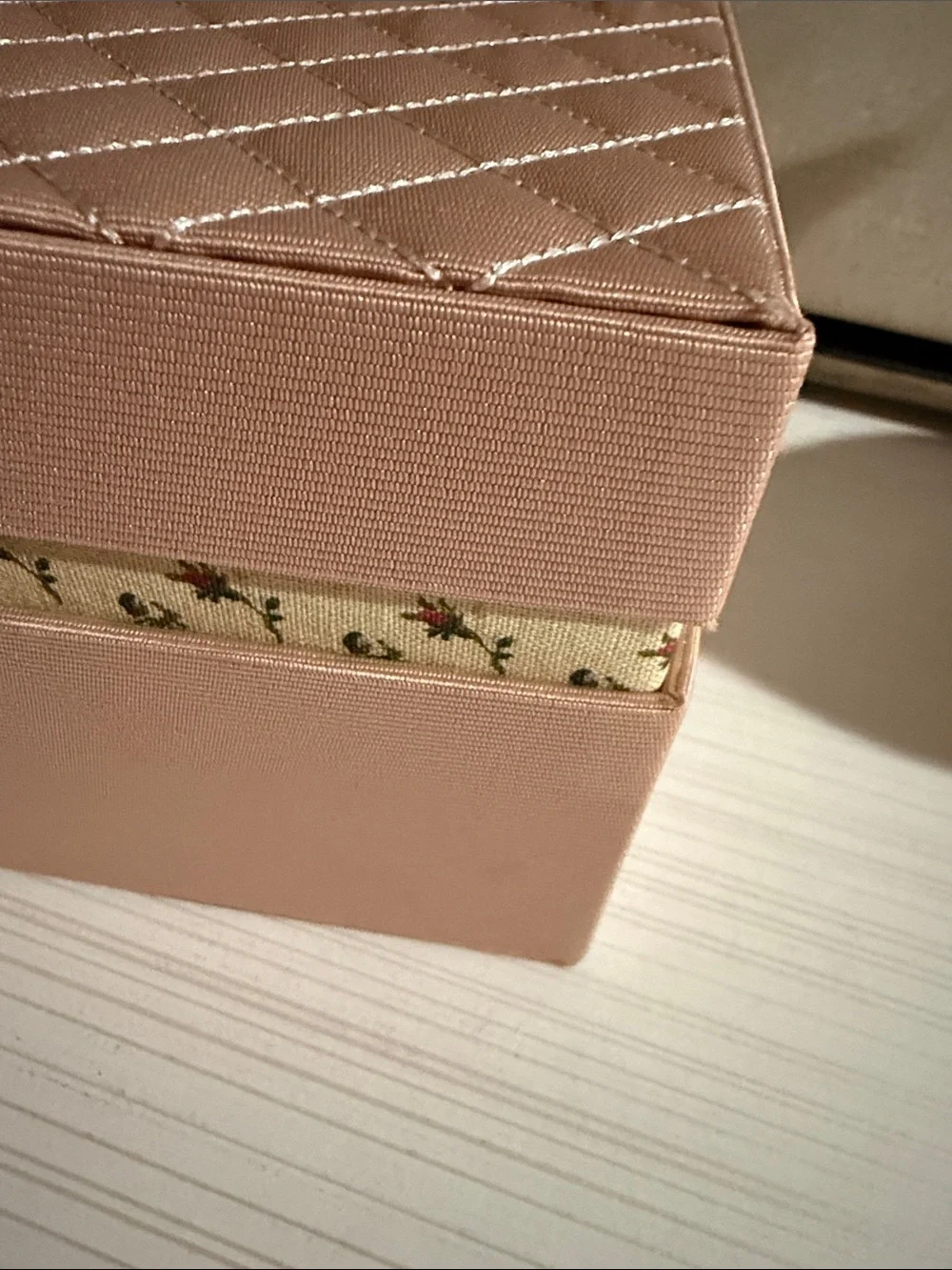 Gucci Beauty pink jewelry and makeup vanity case with a floral-lined interior. - Picture 7 of 15